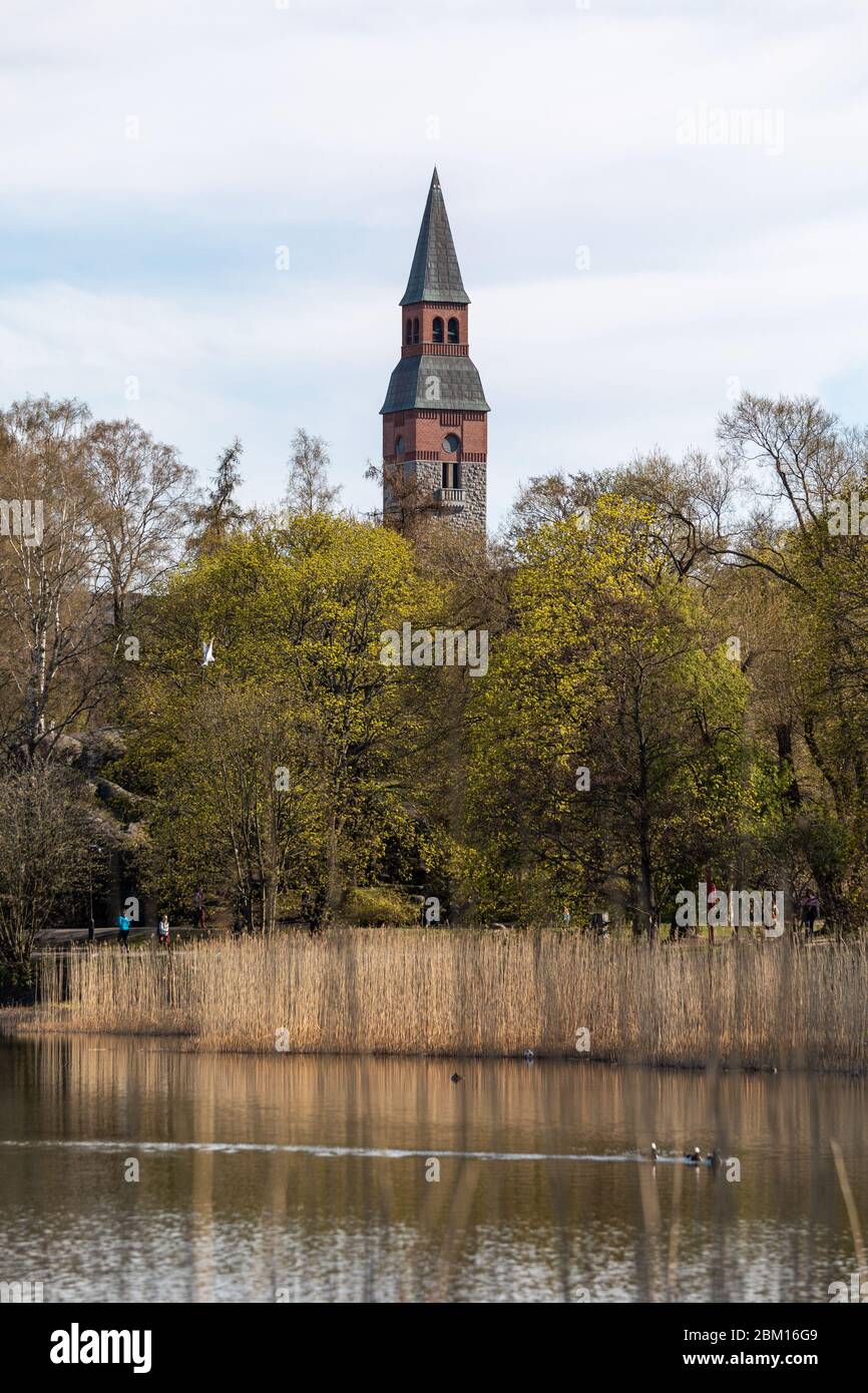 Der Turm des finnischen Nationalmuseums über der Töölönlahti-Bucht in Helsinki, Finnland Stockfoto