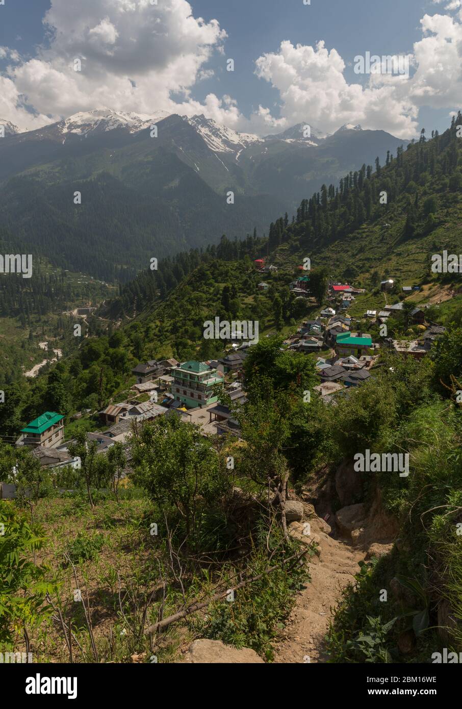Himalaya Dorf Blick mit den schneebedeckten Bergen im Hintergrund Stockfoto