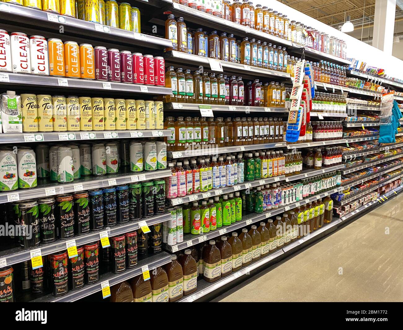 Orlando, FL/USA-5/3/20: Die Dose und Flaschentee Gang in einem Whole Foods Market Supermarkt. Stockfoto