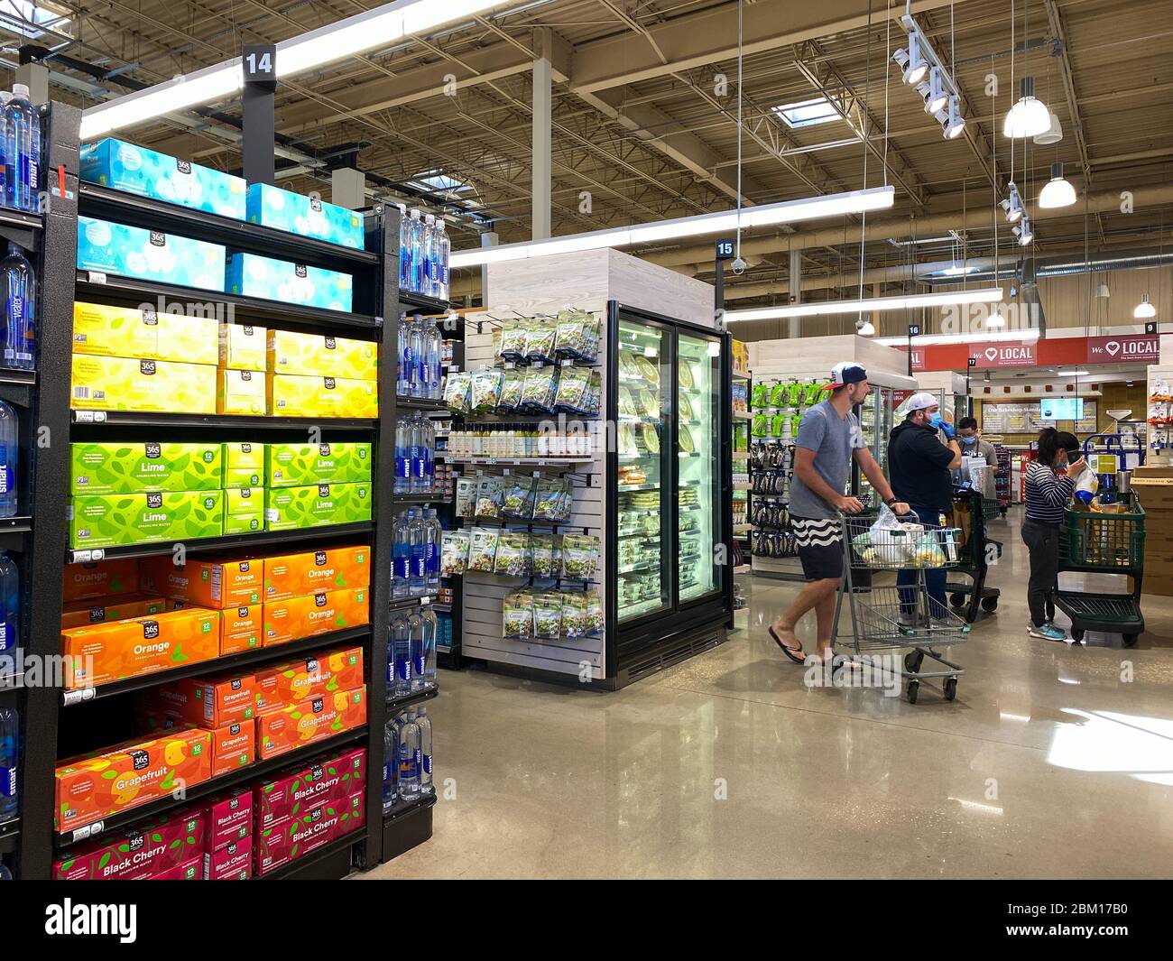 Orlando, FL/USA-5/3/20: Eine Anzeige der Wasserflasche Gang in einem Whole Foods Market Lebensmittelgeschäft. Stockfoto