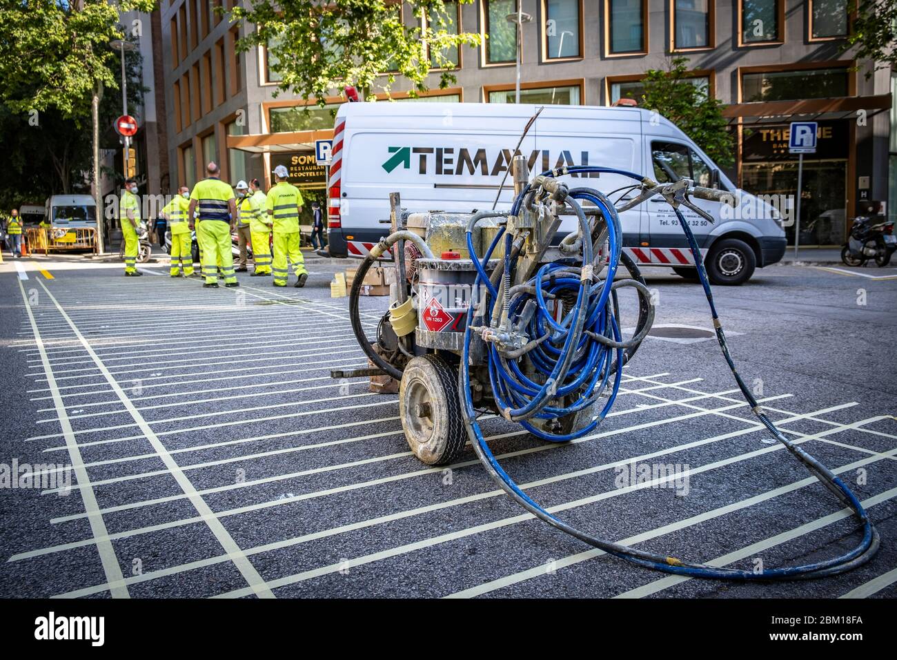 Ein Blick auf einen Kompressor und die laufenden Vorbereitungen, um eine neue Fahrradspur während der Coronavirus-Krise zu malen.der Stadtrat von Barcelona implementiert 21 km einer neuen Fahrradspur und 12 km neue Gehwege für Fußgänger, um Bewegungen mit obligatorischer Entfernung in der "Post-Covid-19 Ära zu erleichtern. Stockfoto