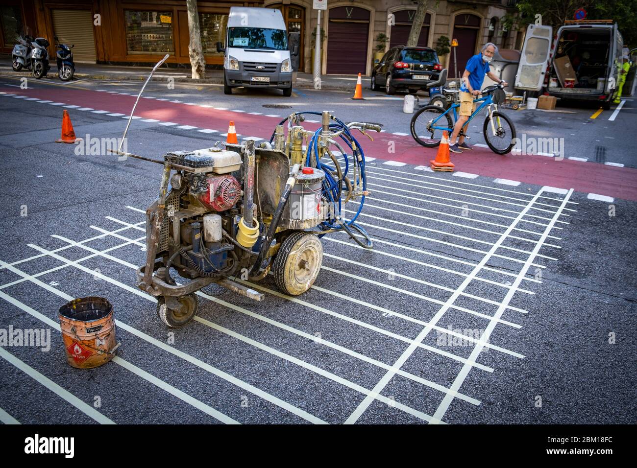 Ein Blick auf einen Kompressor und die laufenden Vorbereitungen, um eine neue Fahrradspur während der Coronavirus-Krise zu malen.der Stadtrat von Barcelona implementiert 21 km einer neuen Fahrradspur und 12 km neue Gehwege für Fußgänger, um Bewegungen mit obligatorischer Entfernung in der "Post-Covid-19 Ära zu erleichtern. Stockfoto