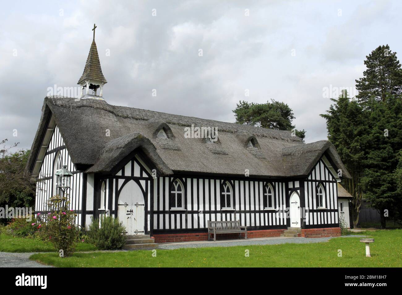 All Saints Church, Little Stretton, Shropshire, Großbritannien. Ein Fachwerk-Reetgedeckten Gebäude im Jahr 1903 gebaut - ungewöhnlich für diese Zeit und Klasse II aufgeführt Stockfoto