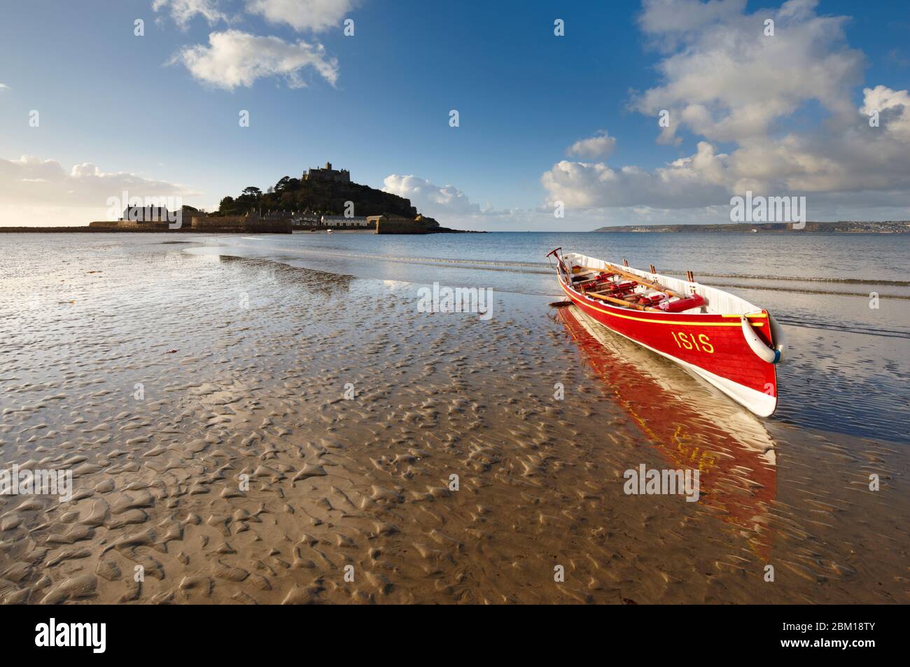 Ein Cornish Gig Boot, das am Strand von Marazion auf dem Sand ruht Stockfoto