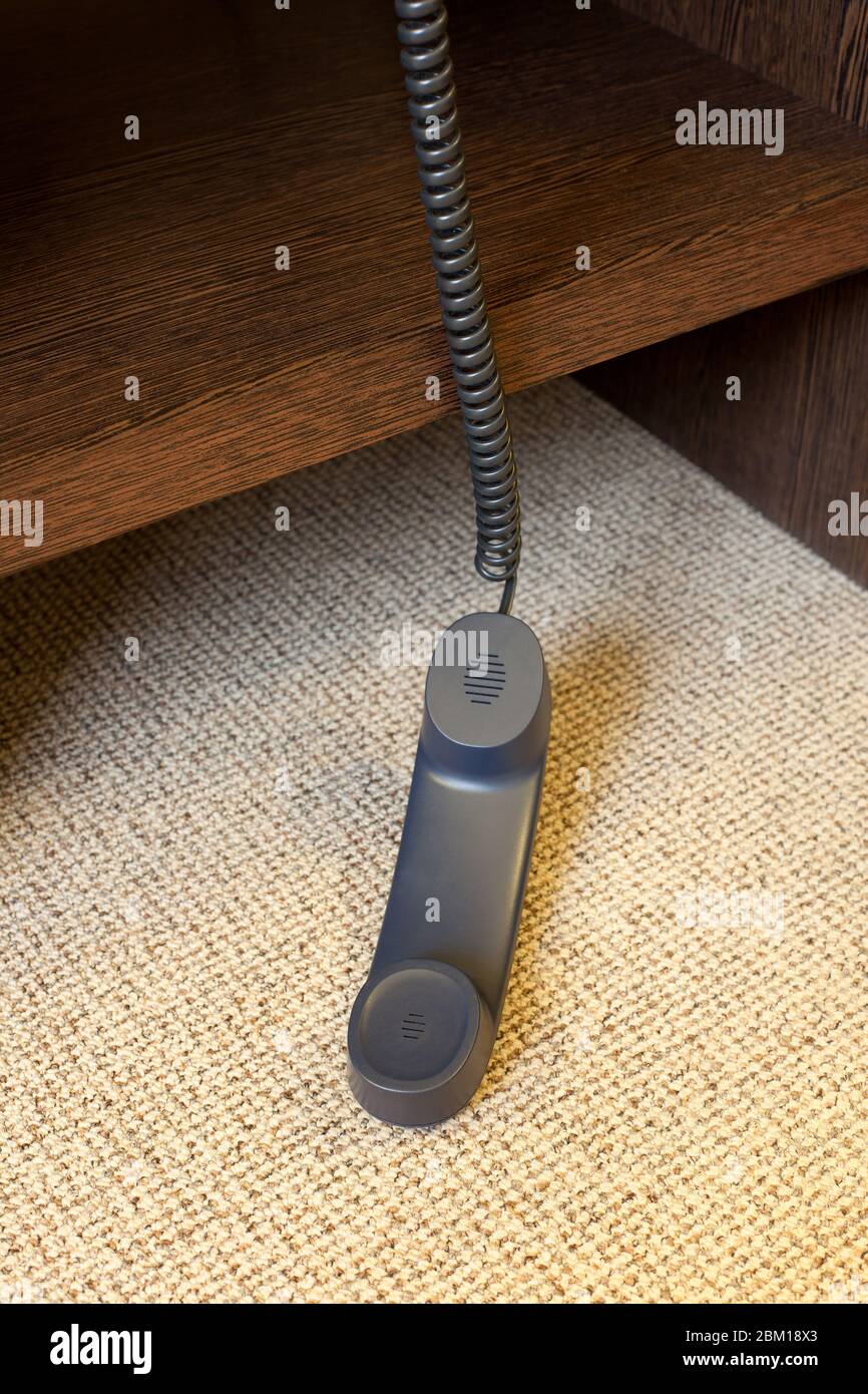 Aufgehängte Telefonhörer auf den Boden gefallen Stockfoto