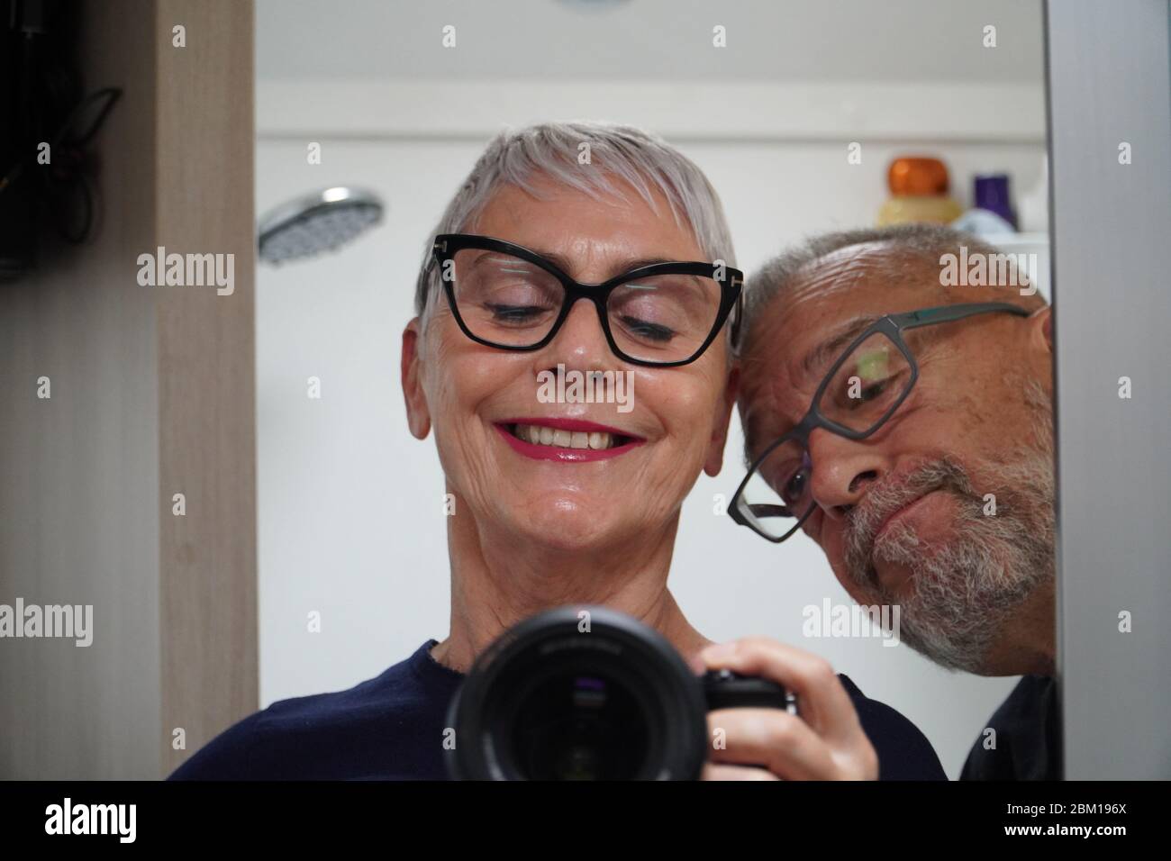 (200506) -- TALAVERA DE LA REINA, 6. Mai 2020 (Xinhua) -- Carlos Miro Mancebo (R) und seine Frau Charo Conde Baruque fotografieren vor einem Spiegel in ihrem Mobilheim, das in einem Industriegebiet in der Stadt Talavera de la Reina in Zentralspanien am 29. April 2020 geparkt ist. Die spanischen Reisenden Carlos Miro Mancebo und seine Frau Charo Conde Baruque haben seit der Sperrung Spaniens fast zwei Monate verbracht, um die Ausbreitung des Coronavirus in ihrem Mobilheim zu stoppen, das in einem Industriegebiet in der Stadt Talavera de la Reina in Zentralspanien geparkt ist. ZU GEHEN MIT 'Feature: Spanisch 'Nomad' paar sp Stockfoto