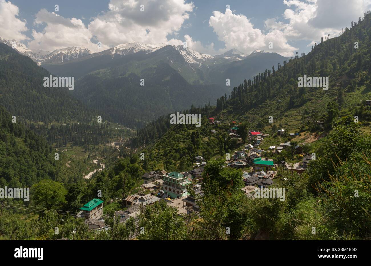 Himalaya Dorf Blick mit den schneebedeckten Bergen im Hintergrund Stockfoto