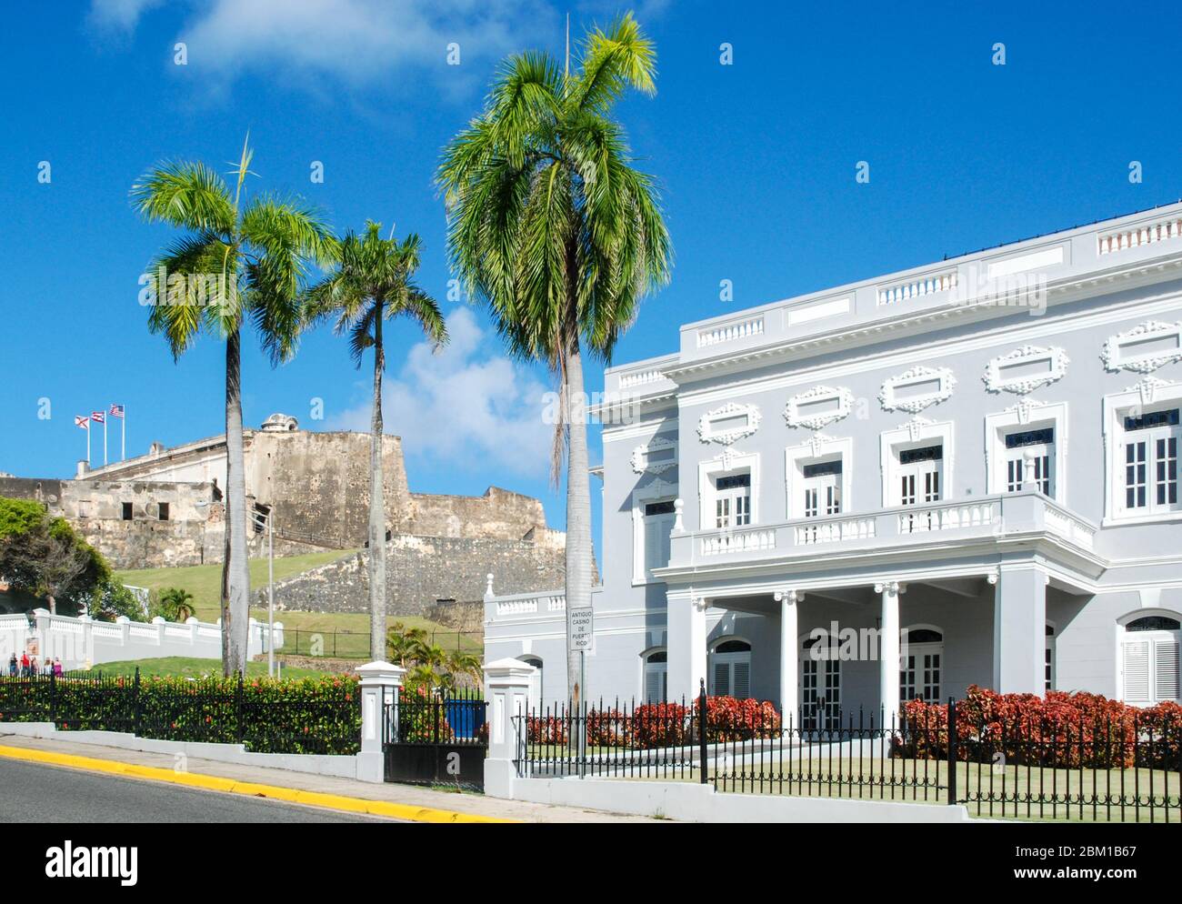 Das alte Casino-Gebäude, ein Kolonialgebäude in Old San Juan, Puerto Rico, mit der Festung Castillo San Cristobal im Hintergrund Stockfoto