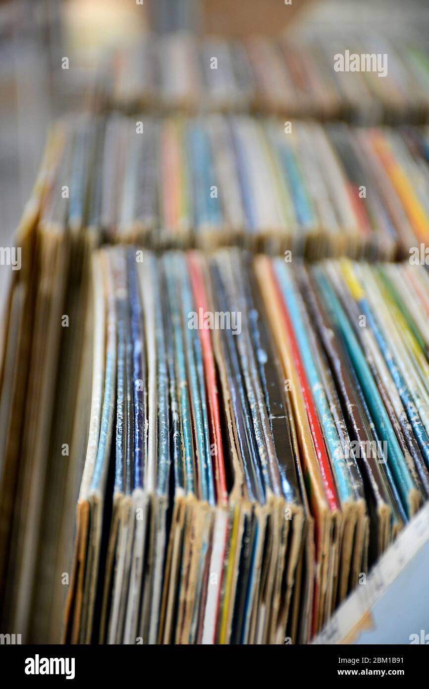 Sammlung von alten vintage Vinyl Plattenspieler Schallplatte lp's Alben in es's Covers mit Ärmeln in Lagerregal Stockfoto