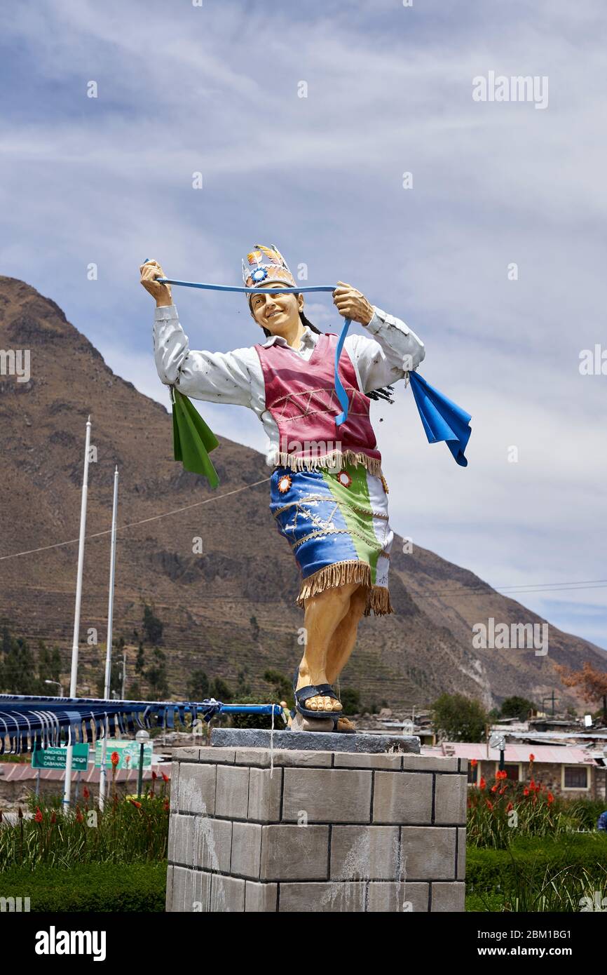 Eine von einem Dutzend lebensechter Statuen in Maca Dorf in Peru, Südamerika Stockfoto