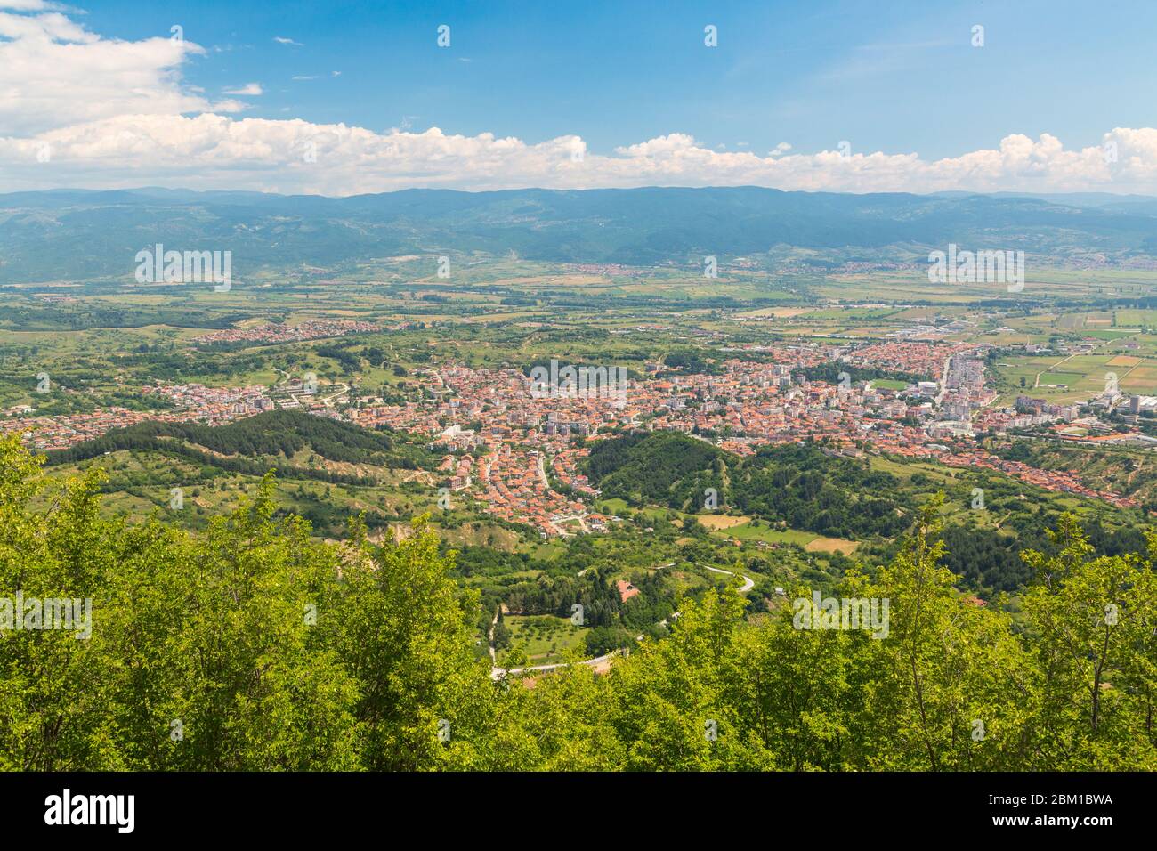 Luftpanorama von Gotse Delchev Stadt, Bulgarien Stockfoto