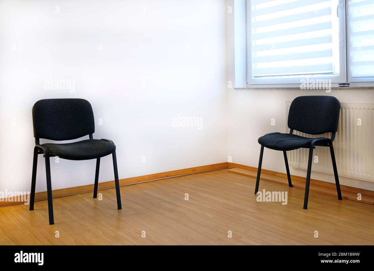 Zwei Stühle im Wartezimmer einer Arztpraxis Stockfoto