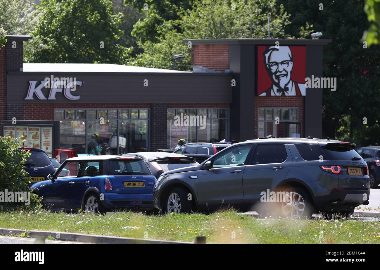 Fahrer stehen in ihren Fahrzeugen in einem KFC-Restaurant in Basingstoke, Hampshire, an, das neu eröffnet wurde, um nur einen Drive-Thru-Service zu bieten. Die Kette, die über 900 Standorte im ganzen Land verfügt und rund 24,000 Mitarbeiter beschäftigt, hat im vergangenen Monat aufgrund der Sperrung des Coronavirus alle Restaurants geschlossen. Stockfoto