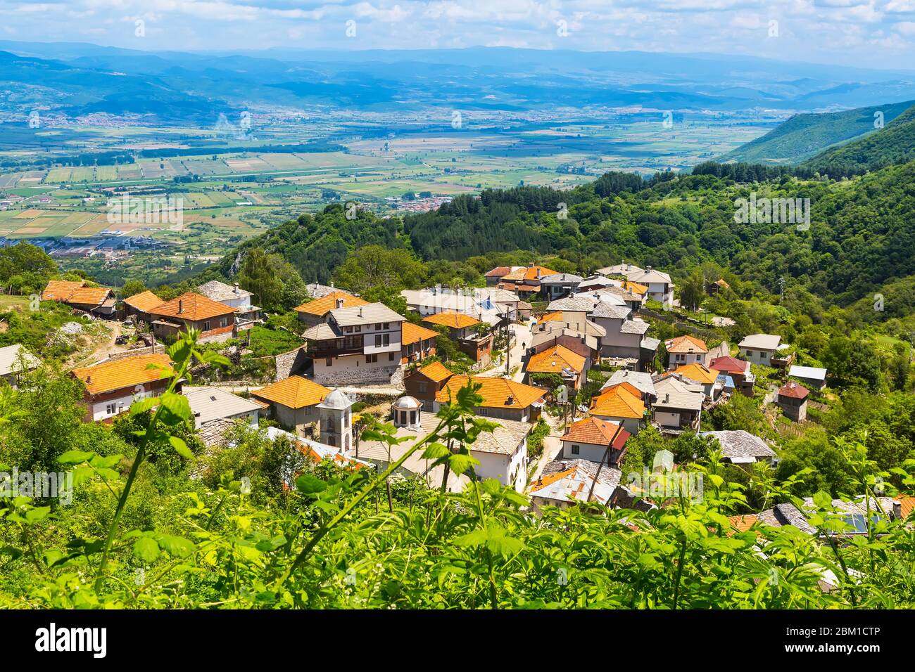 Antenne Panorama der hohen Berg Dorf oder selo Delchevo. Bulgarien, Balkan Stockfoto