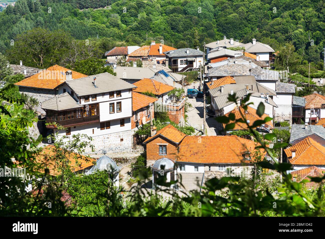 Luftpanorama von Hochgebirgsdorf oder selo Delchevo, Bulgarien, Balkan Stockfoto