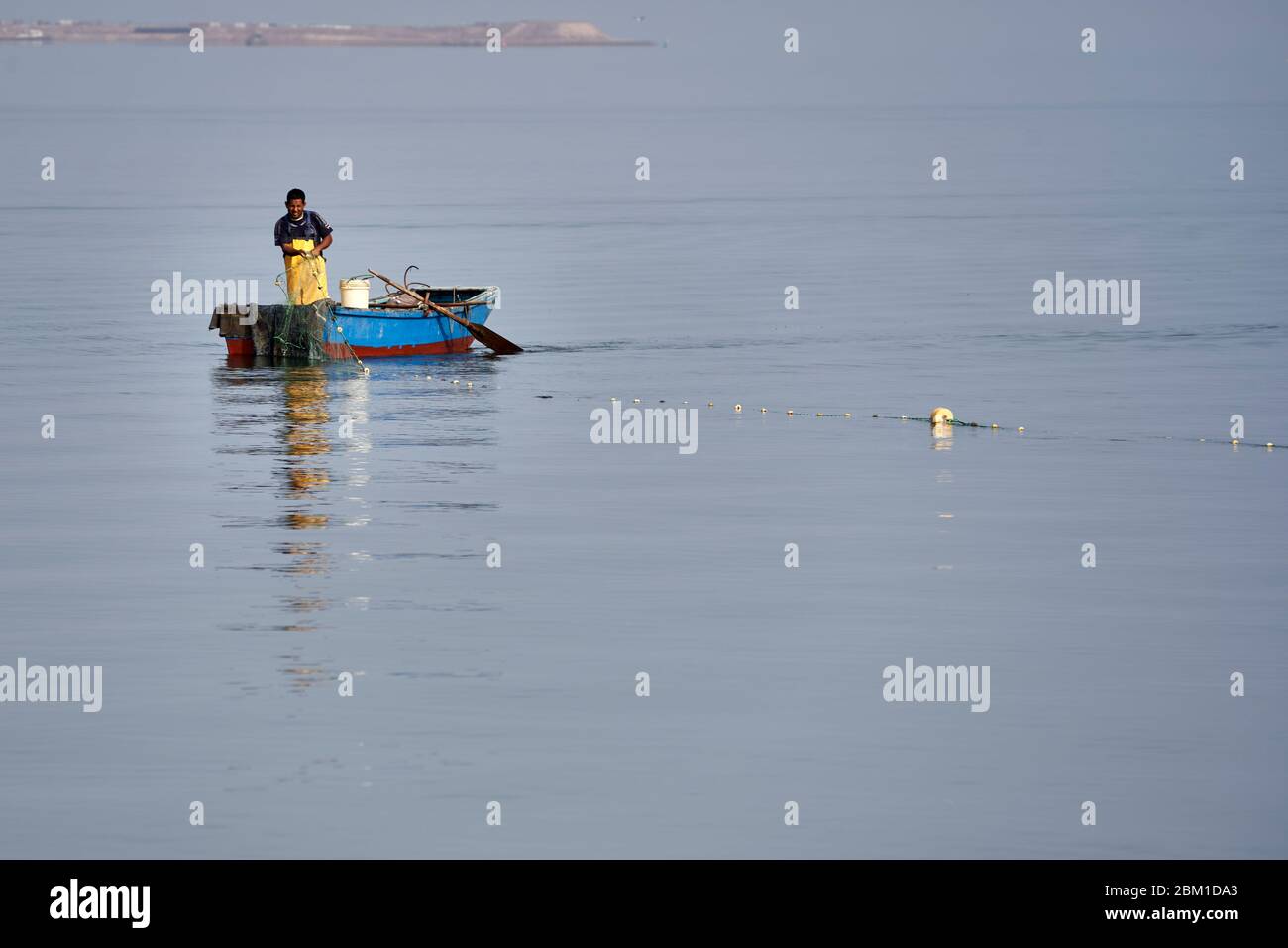 Fischer, die in der Lagune in der Nähe von Paracas, Peru arbeiten Stockfoto