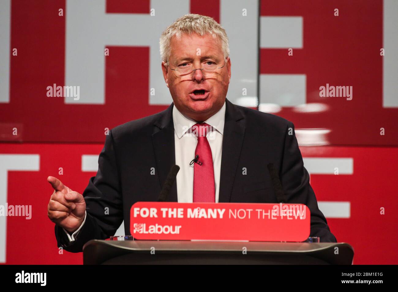 Der Vorsitzende der Labour Party Ian Lavery spricht bei einer Kundgebung in Manchester an Unterstützer und Medien, um ihre Wahlkampagne 2017 zu starten. Stockfoto