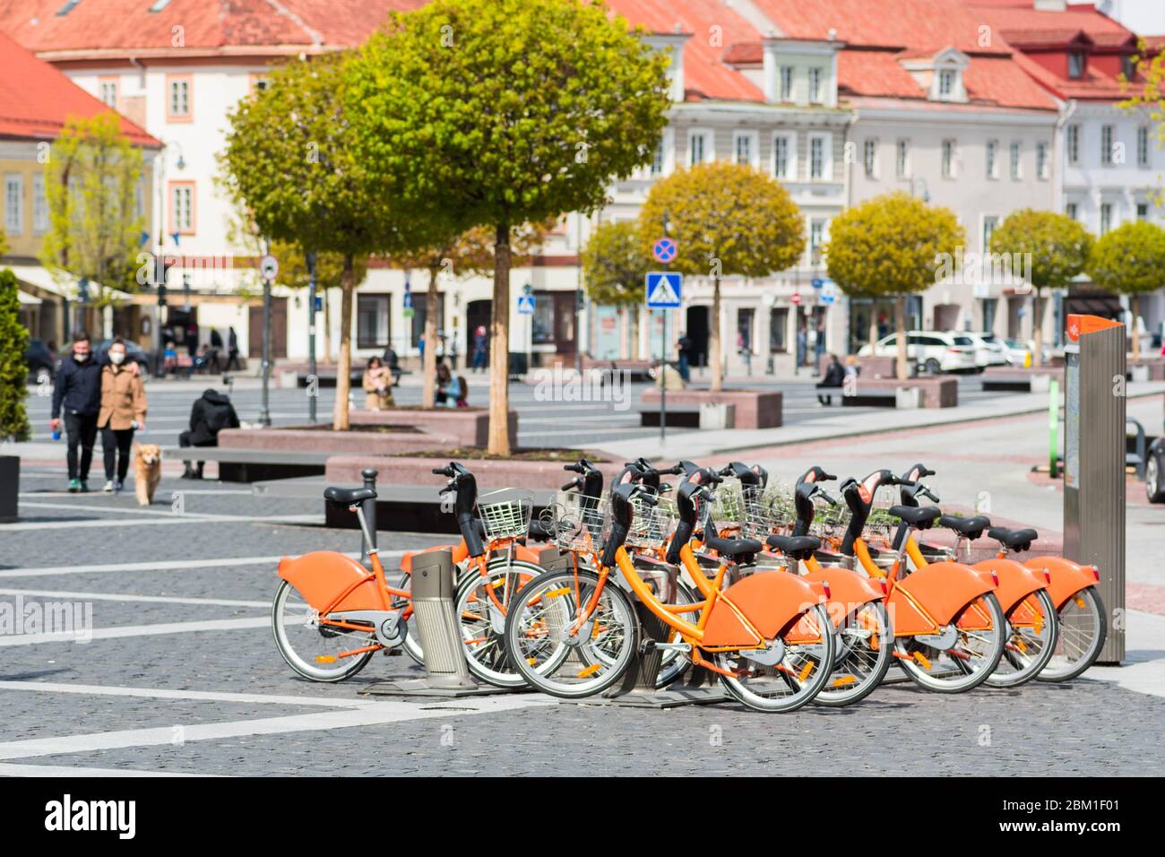 Nachhaltiger Verkehr. Reihe von Fahrrädern in der Altstadt geparkt, Stadt Fahrräder mieten Parkplatz, öffentliche Fahrrad-Sharing-System, Fahrrad freundlich Stockfoto