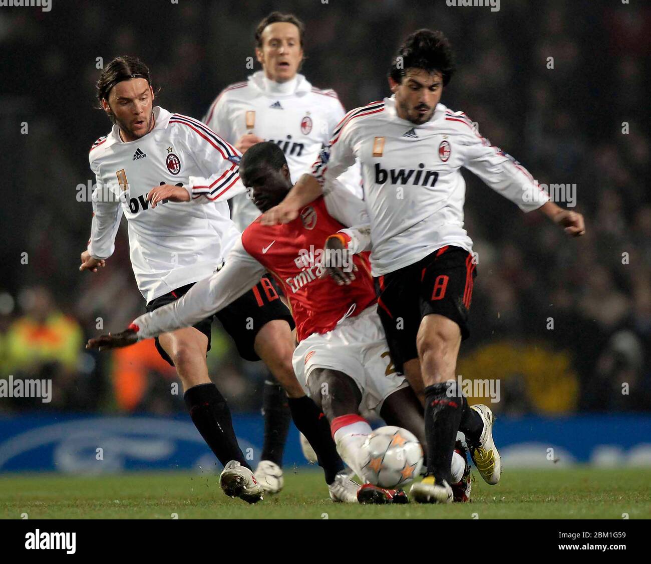 LONDON, Großbritannien FEBRUAR 20: GAEL CLICHY von Arsenal (ROT) hält MAREK JANKULOVSKI und GENNARO GATTUSO vom AC Mailand während der UEFA Champion League am 16 1 ab Stockfoto