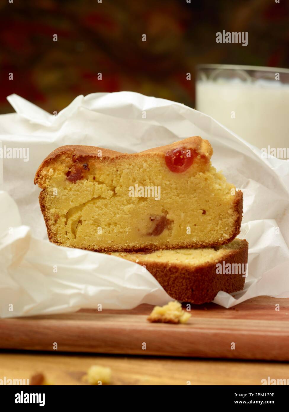 Maisbrot / Mittagessen Scheiben mit Kirschen Lebensmittel Stillleben Stockfoto