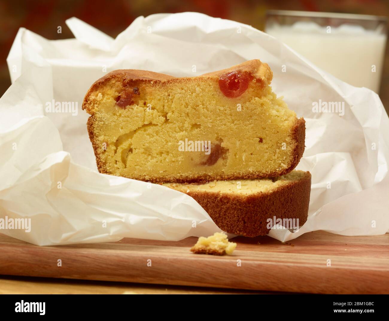 Maisbrot / Mittagessen Scheiben mit Kirschen Lebensmittel Stillleben Stockfoto