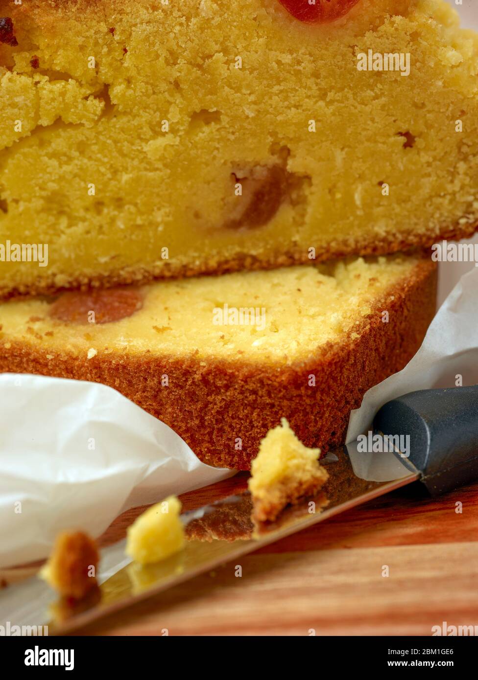 Maisbrot / Mittagessen Scheiben mit Kirschen Lebensmittel Stillleben Stockfoto