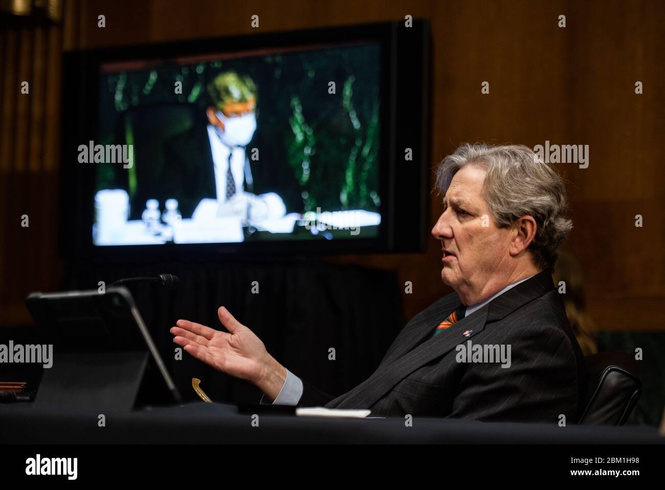 Der US-Senator John Neely Kennedy (Republikaner von Louisiana) stellt eine Frage während einer Sitzung des Bank-, Wohnungsbau- und Stadtangelegenheiten-Ausschusses des US-Senats auf dem Kapitol in Washington, Dienstag, 5. Mai 2020. Kredit: Salwan Georges/Pool über CNP/MediaPunch Stockfoto