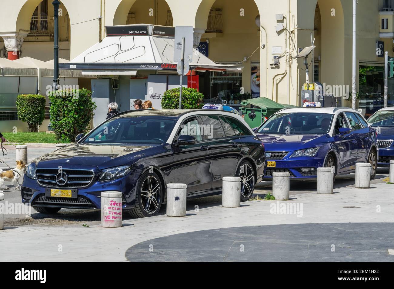 Thessaloniki, Griechenland Taxis ohne Passagiere im Stadtzentrum. Blau-weiße Taxis mit Fahrern, die an der Taxistand am Aristotelous Platz geparkt sind. Stockfoto