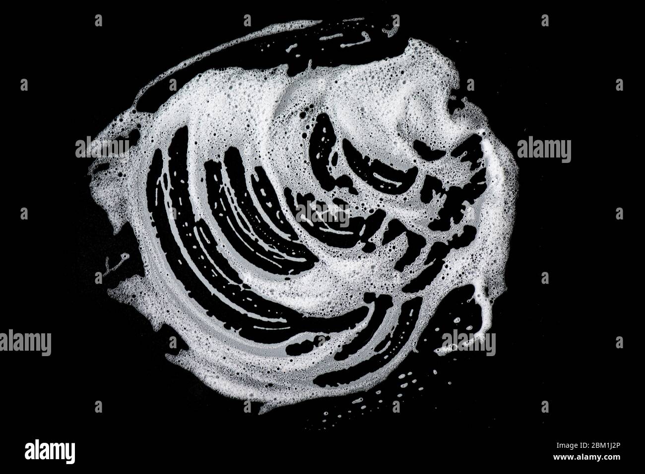 Weißer Seifenschaum auf schwarzem Hintergrund, Seifenblasen, Textur Stockfoto