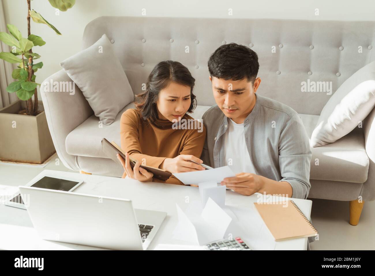 Familie mit Konflikt Kampf über Verschwendung Geld finanzielle Problem zu Hause Stockfoto