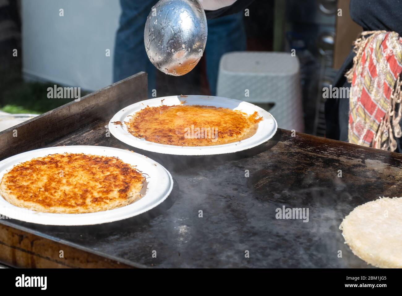 Künefe, süßes und herzhaftes levantinisches Käseteig, türkisches Dessert spezifisch und traditionell. Gebratene Kunefe aus schmelzendem hatay-Käse, der in suga beschichtet ist Stockfoto