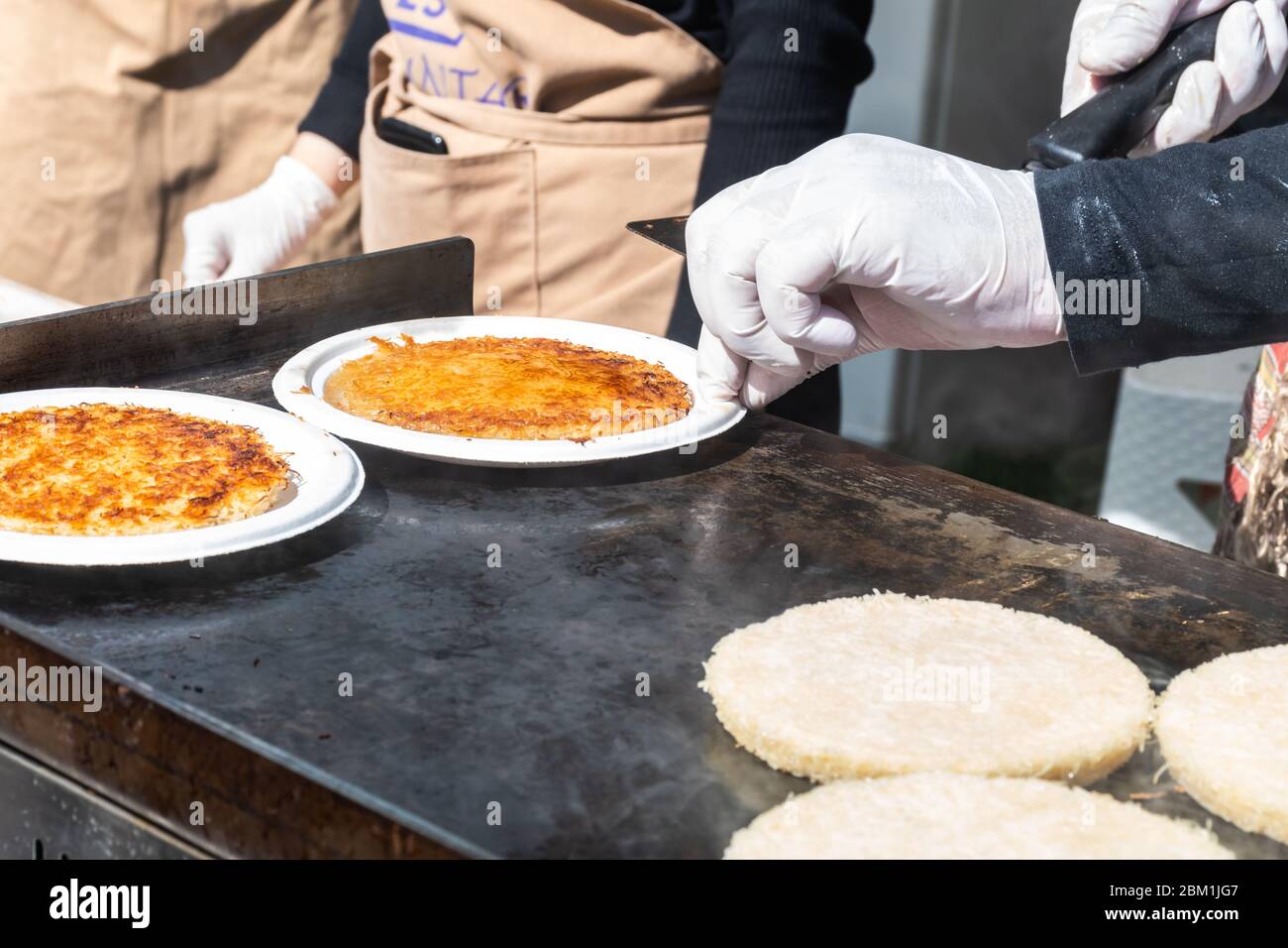 Künefe, süßes und herzhaftes levantinisches Käseteig, türkisches Dessert spezifisch und traditionell. Gebratene Kunefe aus schmelzendem hatay-Käse, der in suga beschichtet ist Stockfoto