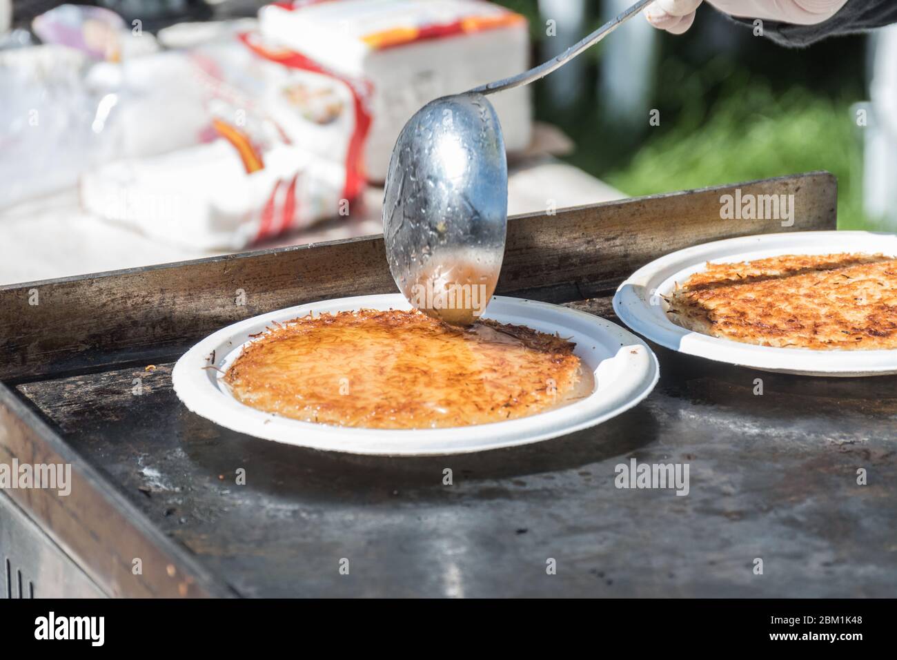 Künefe, süßes und herzhaftes levantinisches Käseteig, türkisches Dessert spezifisch und traditionell. Gebratene Kunefe aus schmelzendem hatay-Käse, der in suga beschichtet ist Stockfoto