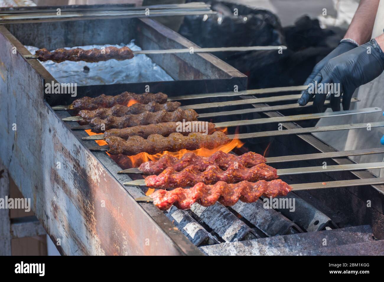 Adana Kebab (Hackfleisch vom Lamm auf Spieß auf dem Grill über ...