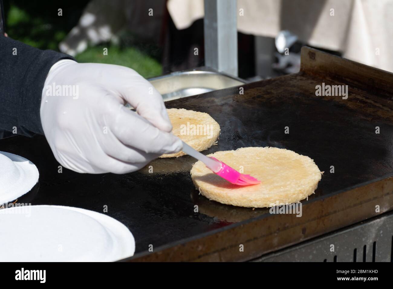 Künefe, süßes und herzhaftes levantinisches Käseteig, türkisches Dessert spezifisch und traditionell. Gebratene Kunefe aus schmelzendem hatay-Käse, der in suga beschichtet ist Stockfoto