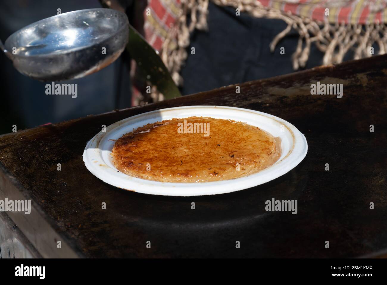 Künefe, süßes und herzhaftes levantinisches Käseteig, türkisches Dessert spezifisch und traditionell. Gebratene Kunefe aus schmelzendem hatay-Käse, der in suga beschichtet ist Stockfoto