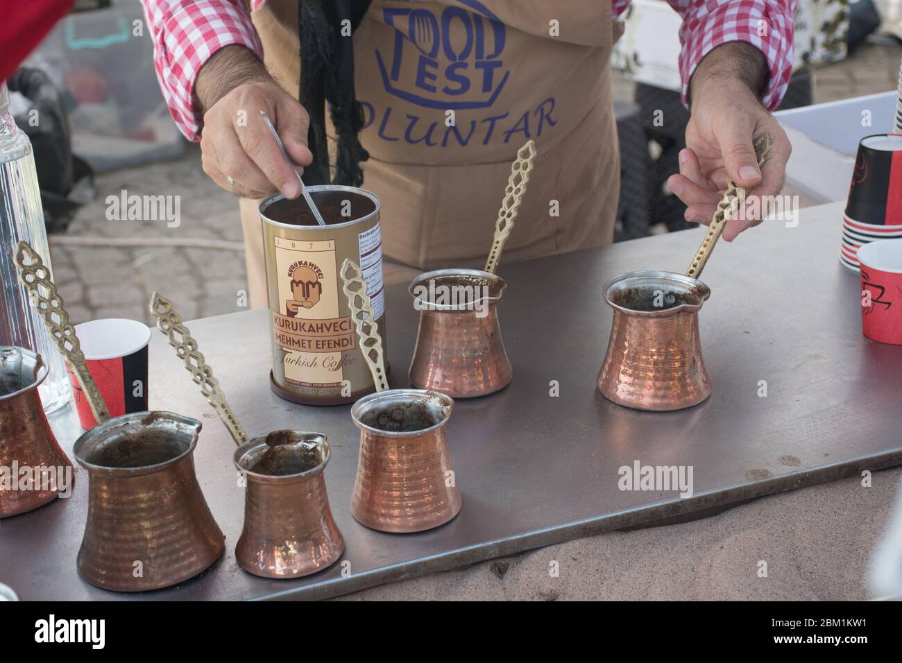 Bukarest, Rumänien, 21. September 2019: Türkischer Kaffee mit heißem Sand Zubereitung auf der Straße während des Food Festivals. Auch Egyption Kaffee rec Stockfoto