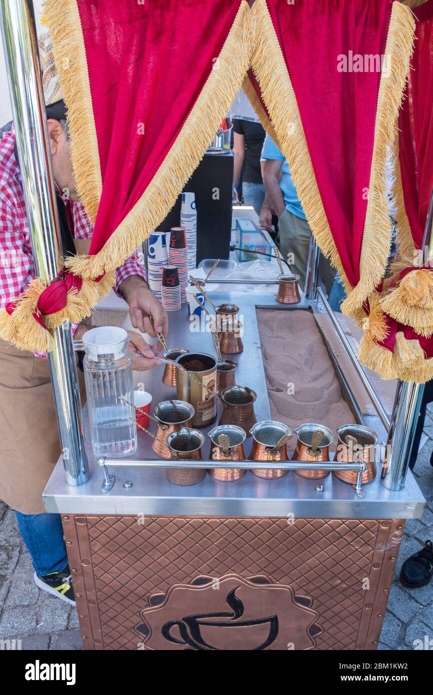 Bukarest, Rumänien, 21. September 2019: Türkischer Kaffee mit heißem Sand Zubereitung auf der Straße während des Food Festivals. Auch Egyption Kaffee rec Stockfoto