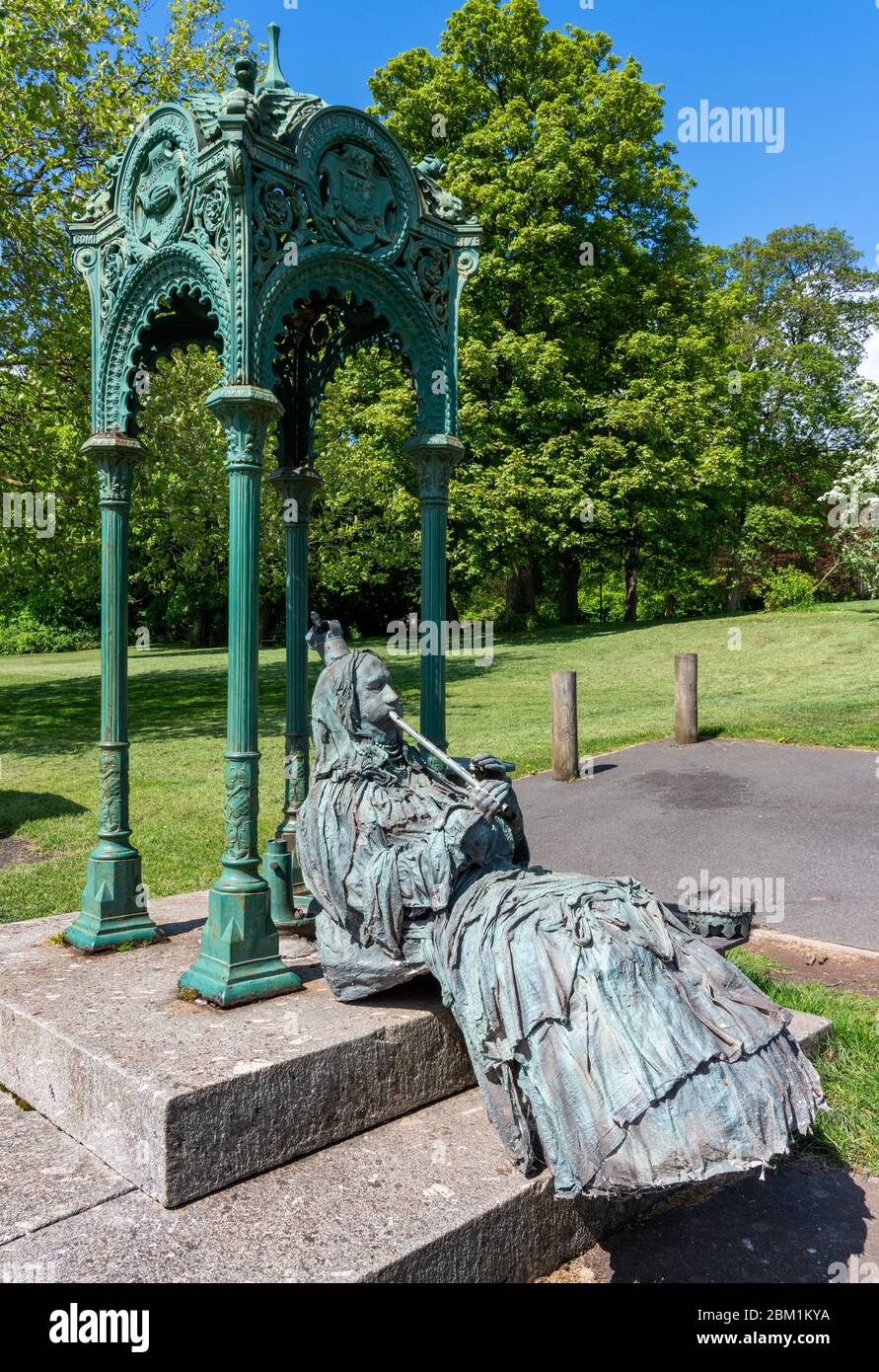 Temporäre Skulptur von Königin Victoria, die mit Zinnpfeife und Sammlungskrone an einem Wasserbrunnen auf Christchurch Green in Clifton Bristol UK unterwegs ist Stockfoto