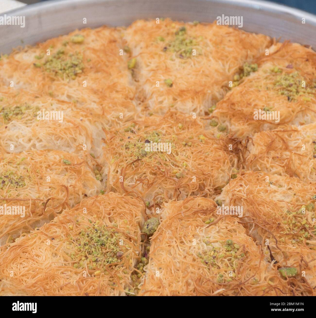 Künefe, süßes und herzhaftes levantinisches Käseteig, türkisches Dessert spezifisch und traditionell. Gebratene Kunefe aus schmelzendem hatay-Käse, der in suga beschichtet ist Stockfoto