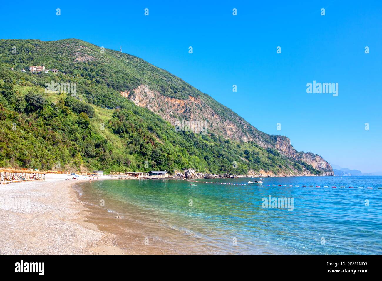 Spektakuläre Landschaft mit schöner Lagune und Kiesstrand Stockfoto