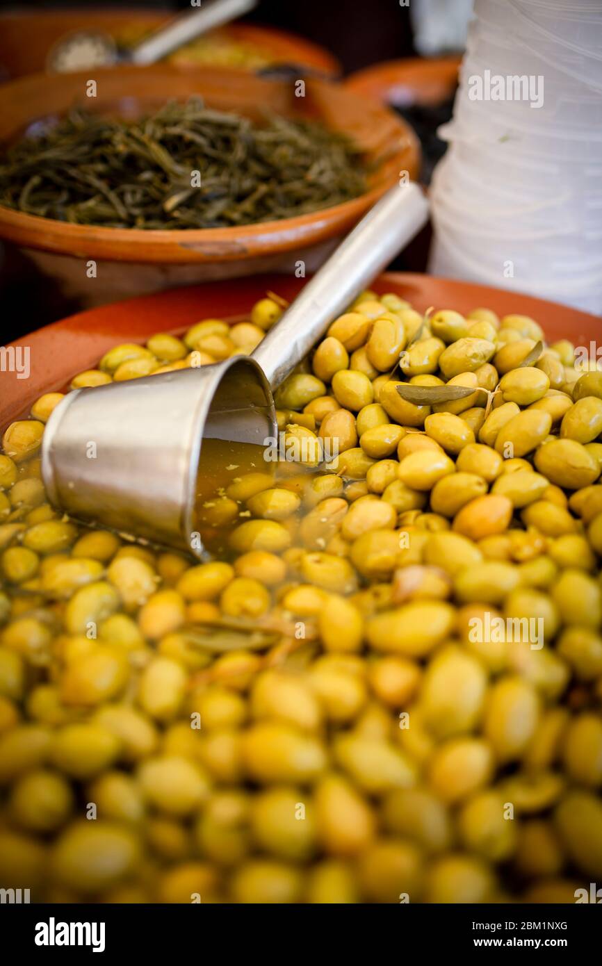 Oliven auf einem Stand auf einem Marktplatz. Die Oliven sind in einer Schüssel, Fokus ist flach. Stockfoto