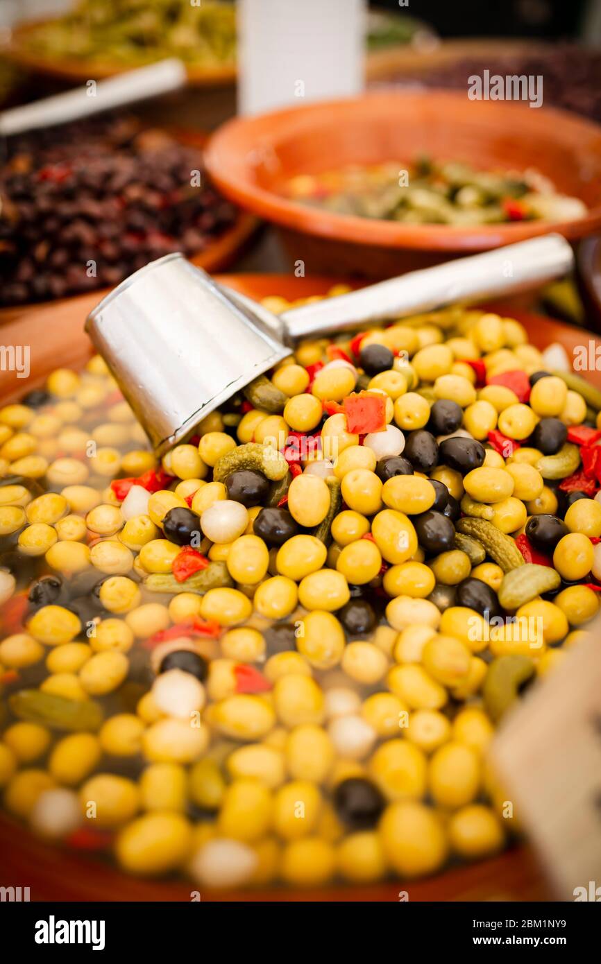 Oliven auf einem Stand auf einem Marktplatz. Stockfoto