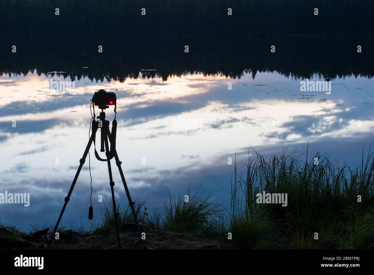 Kamera auf einem Stativ auf dem See, nimmt eine malerische Nachtlandschaft. Stockfoto