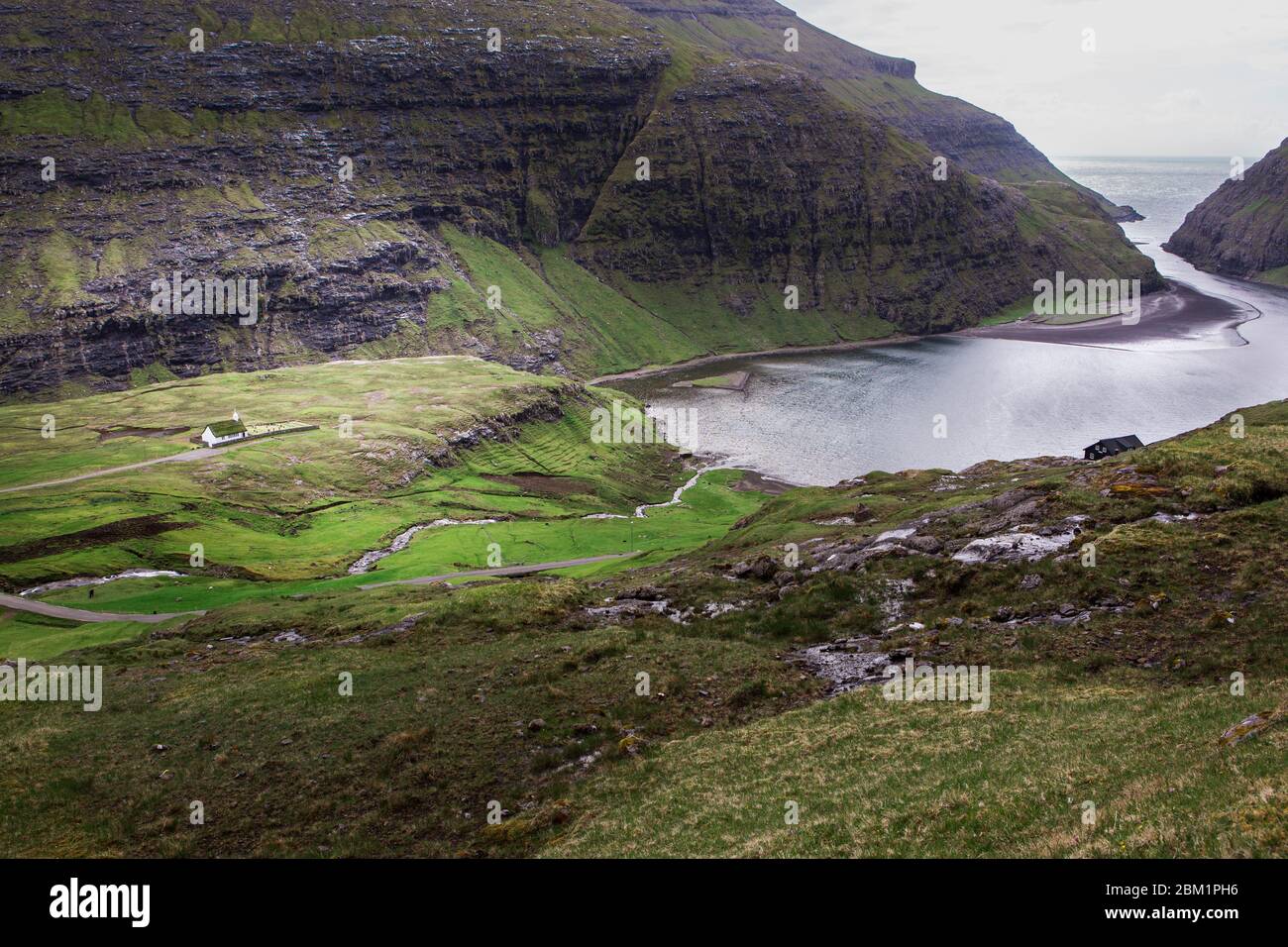 Saksun, Färöer Inseln, vom Berg aus gesehen. Stockfoto