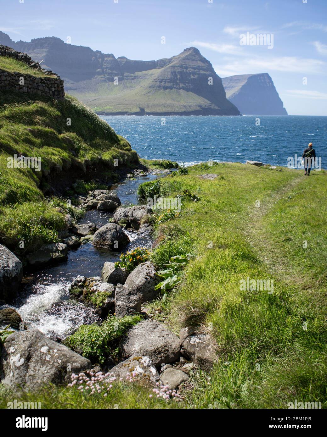 Wandern auf der Insel Vidareidi, Färöer Inseln. Stockfoto