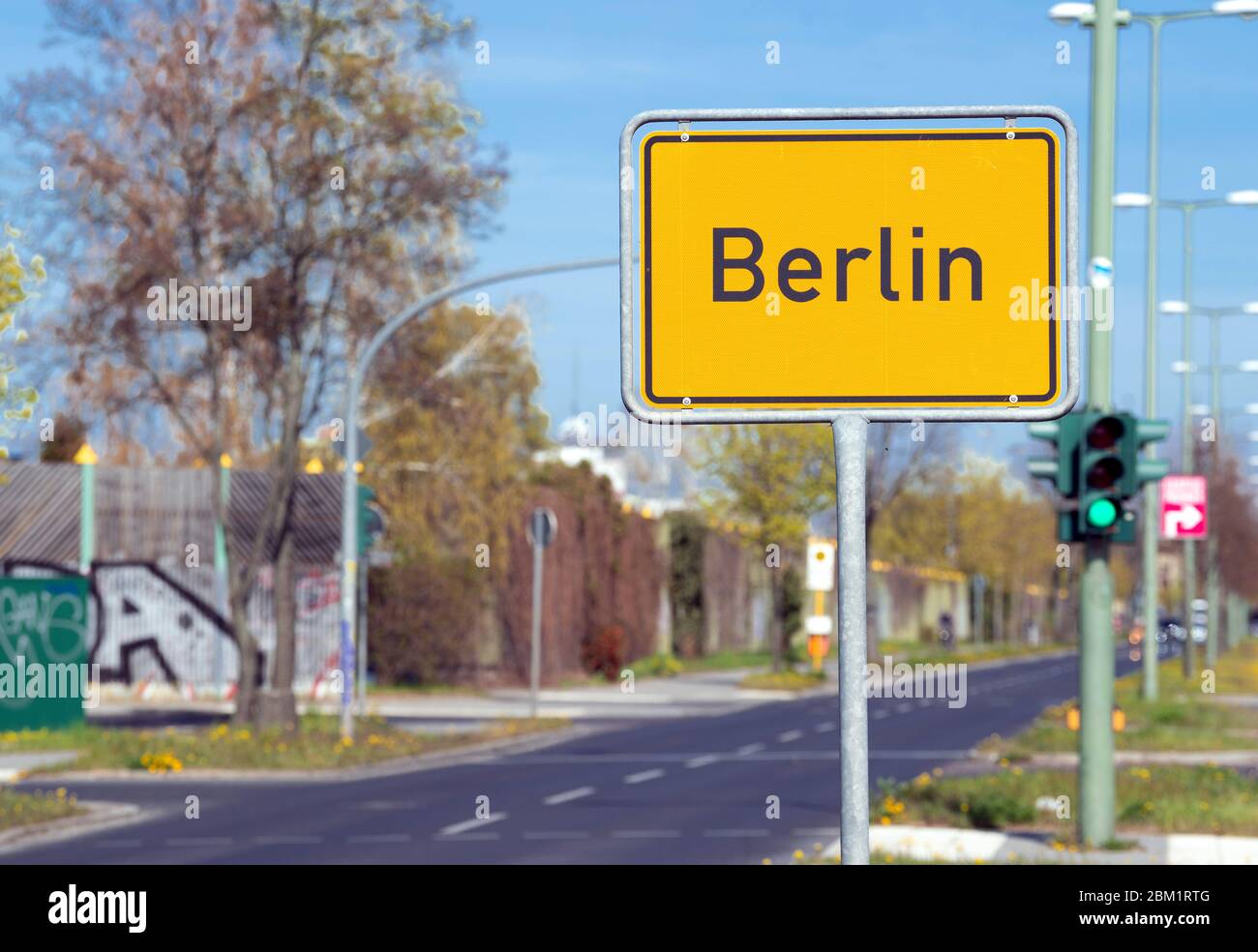 Berlin, Deutschland. April 2020. Das Berliner Stadtgrenze-Schild. Quelle: Soeren stache/dpa-Zentralbild/ZB/dpa/Alamy Live News Stockfoto