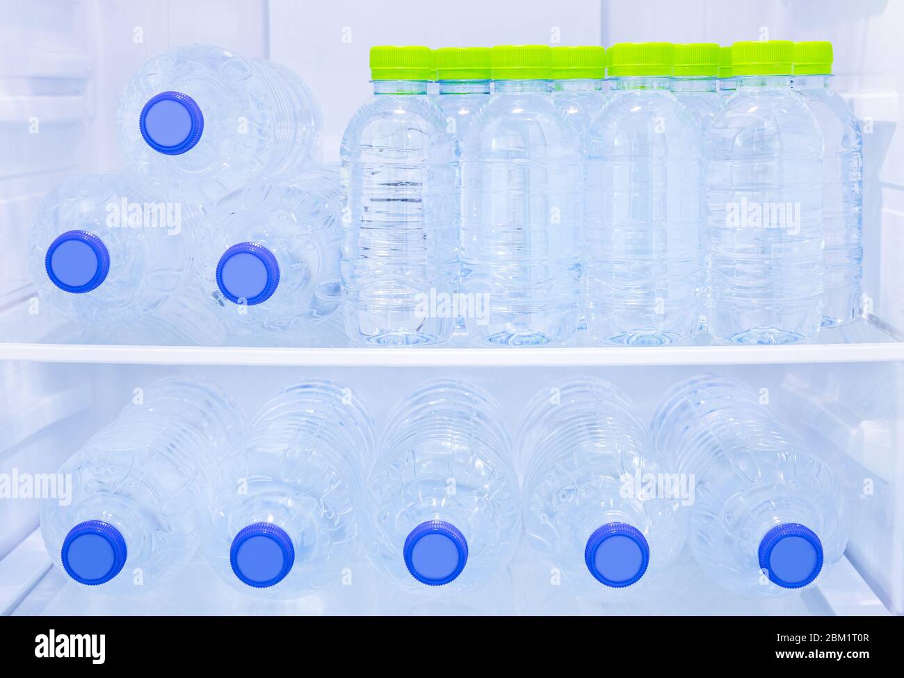 Viele Mineralische Frisches Und Sauberes Trinkwasser In Der Plastikflasche Gefrieren In Kuhlregal Oder Kuhlschrank In Der Kuche Fur Kuhles Wasser Fur Person Die Wollen Stockfotografie Alamy