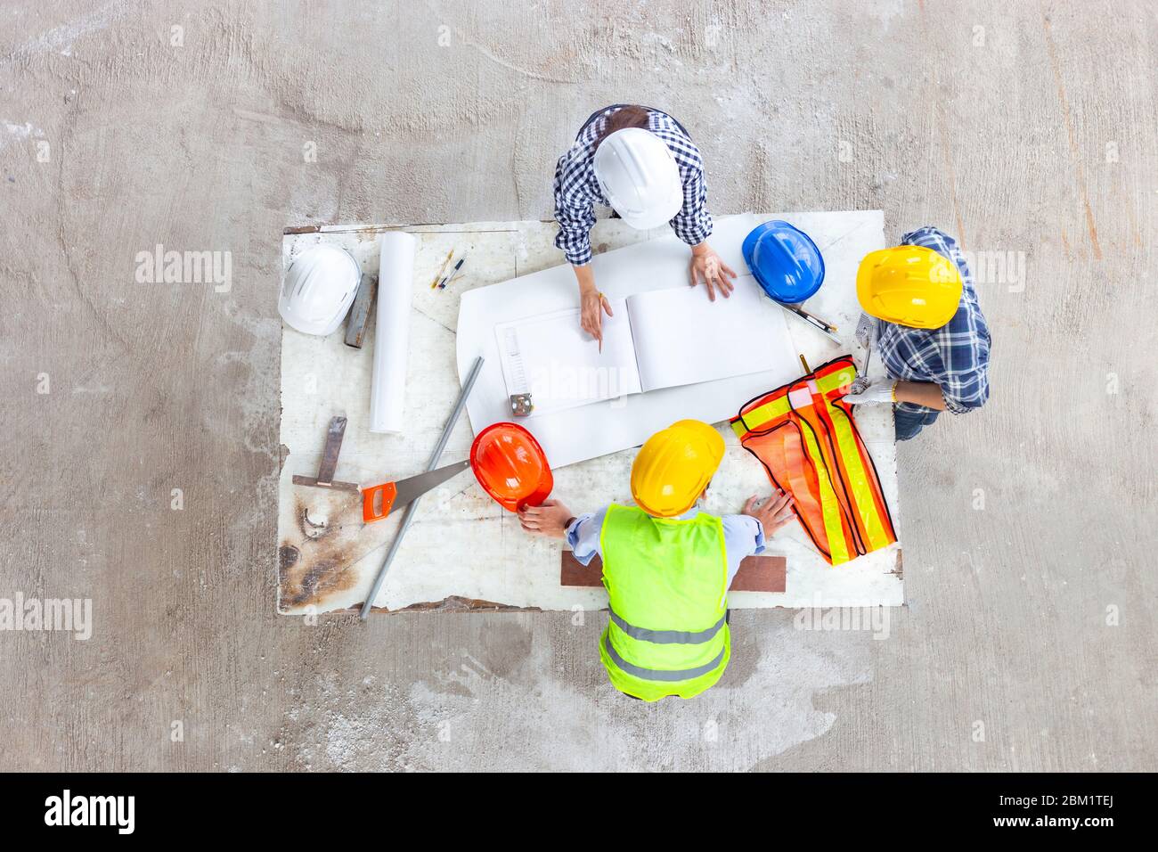 Ingenieurarbeit als Team und Technologie zur Planung und Konstruktion vor Ort für moderne und komfortable Geschäftsbüros Stockfoto