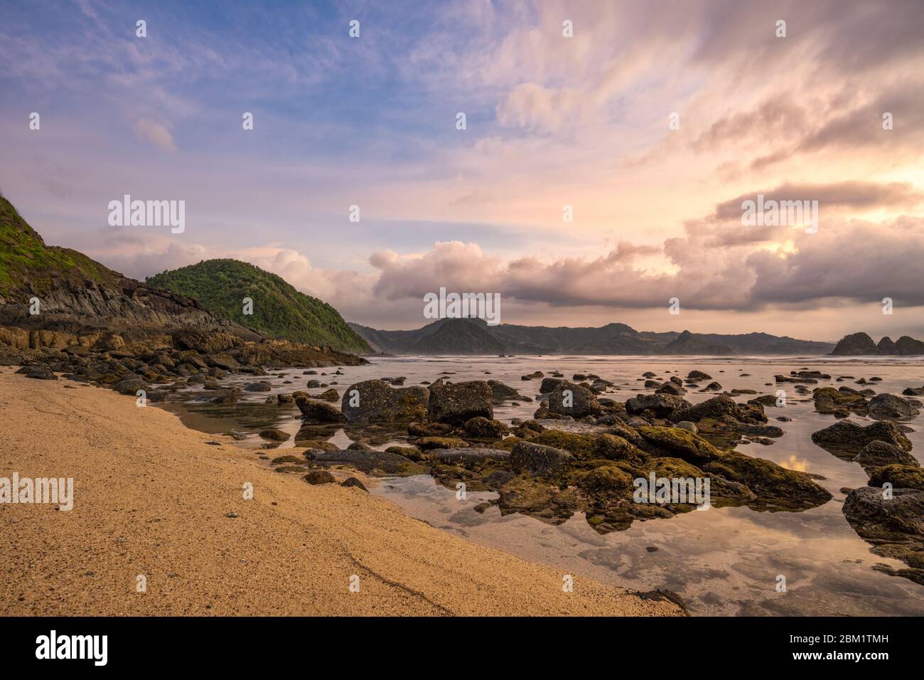 Atemberaubende Aussicht auf den Selong Belanak Strand bei einem wunderschönen, dramatischen Sonnenuntergang. Selong Belanak Beach ist ein wunderschöner weißer Sandstrand in Lombok. Stockfoto